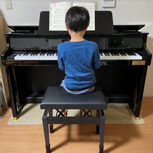 お客様がピアノを弾く様子