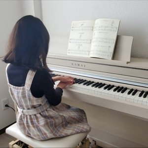 お客様がピアノを弾く様子